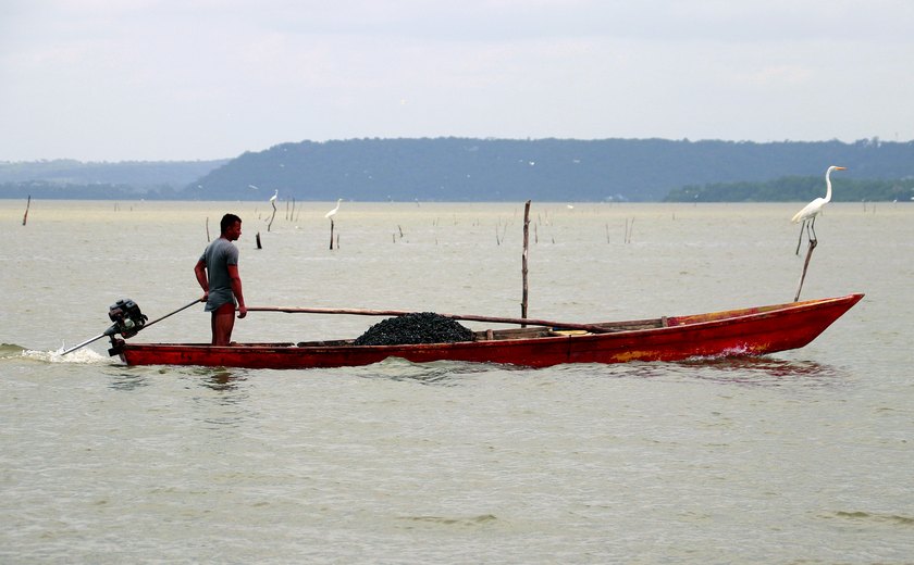 Sem trabalho, pescadores vivem com dificuldades