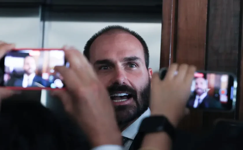 Eduardo Bolsonaro diz que não vai renunciar ao mandato de deputado