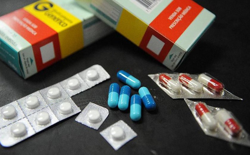 Farmácias devem ter postos de coleta para remédios vencidos