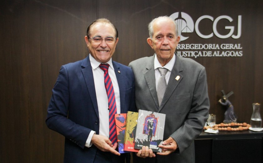 Juiz presenteia corregedor-geral com obras de Breno Accioly