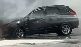 Carro pega fogo em estacionamento de supermercado em Arapiraca