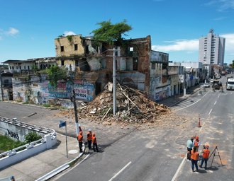 Demolição do Hotel Atlântico após desabamento continua nesta terça-feira (23)