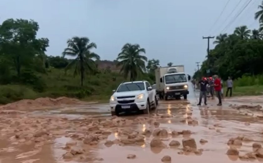 Vídeo: chuvas causam deslizamento de barreira na AL-101 Norte, em Japaratinga