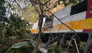 Justiça dá 72 horas para remoção de ônibus que tombou na Serra da Barriga