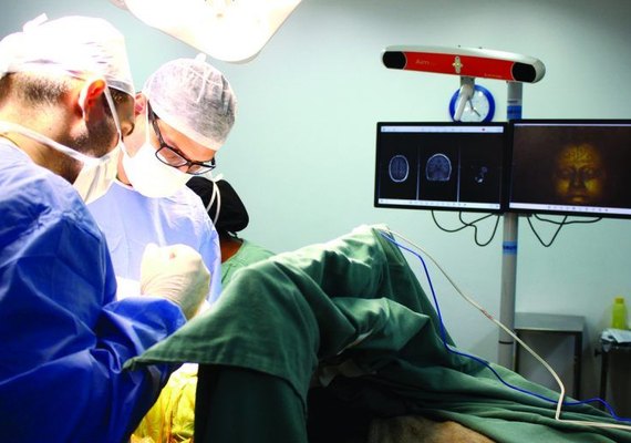 Serviço de Neurocirurgia retira lesão cerebral com paciente acordado