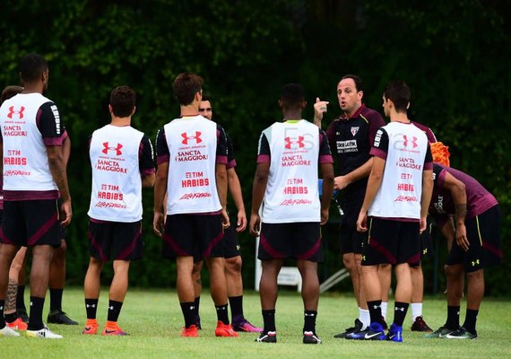 Rogério Ceni faz hora extra e já reclama por conta do calendário
