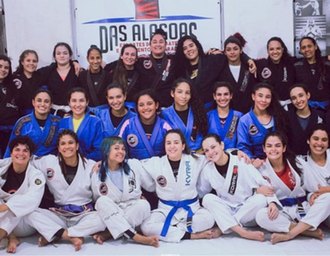 Agosto Lilás: projeto que nasceu após desastre da Braskem usa jiu-jitsu para ensinar autodefesa a mulheres em Alagoas