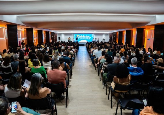 Centenas de professores da rede pública municipal participam de evento comemorativo ao Dia do Professor