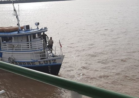 Governo do Amapá vai contratar empresa para içar barco do Rio Jari