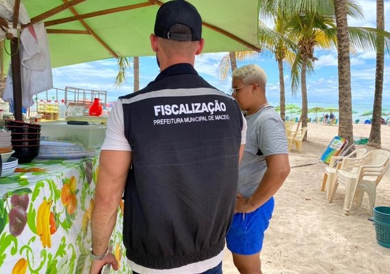 Ação integrada orienta ambulantes na faixa de areia da orla marítima de Maceió