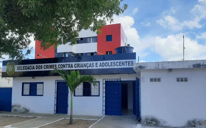 Pai se entrega à polícia após estuprar a própria filha no Farol
