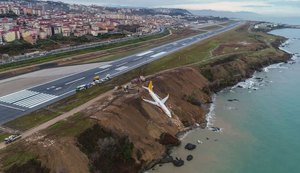 Avião derrapa e quase cai no Mar Negro, na Turquia