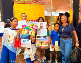 Crianças dão vida aos próprios desenhos com ajuda de IA na Bienal do Livro