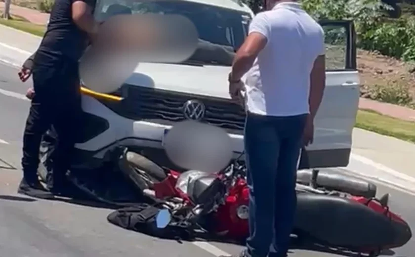 Mulher fica ferida após colisão entre moto e carro na Marginal do Riacho Piauí