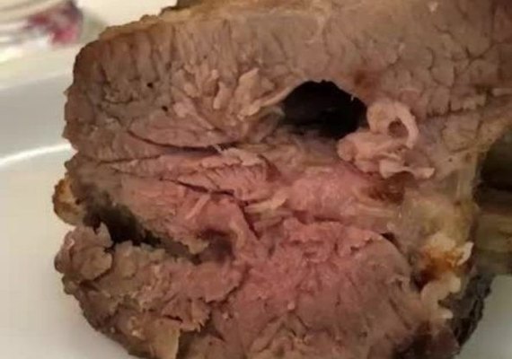 Churrascaria é acusada de servir costela com larvas; veja vídeo