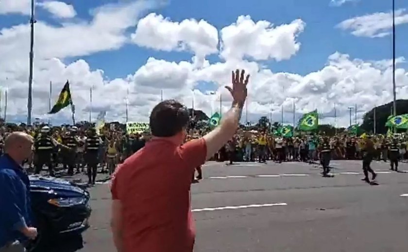 Bolsonaro discursa em Brasília a manifestantes que pedem intervenção militar