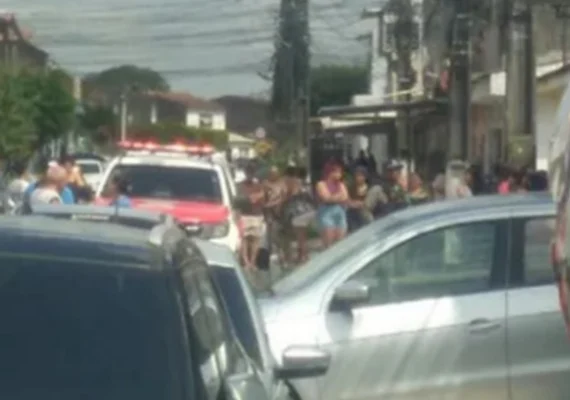 Jovem é morto a tiros na porta de casa no Clima Bom