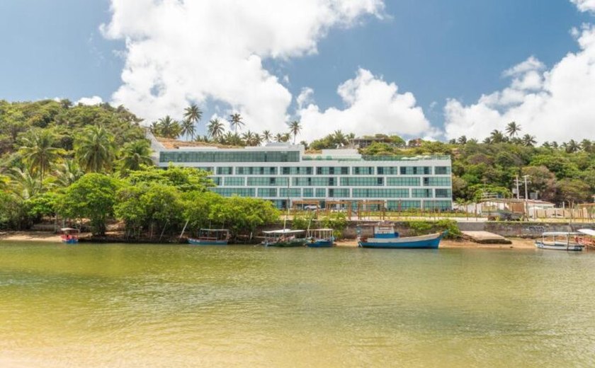 Quando a instalação de um hotel em um pequeno povoado atua como um catalisador