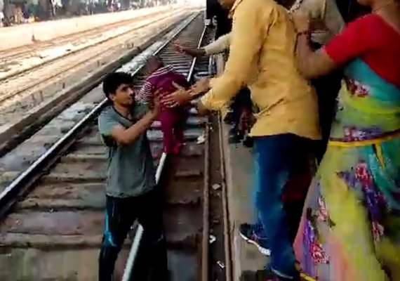 Bebê cai em trilho de trem na Índia e escapa ilesa após passagem do veículo