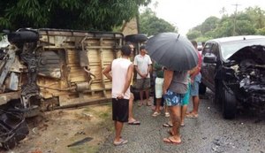Acidente envolvendo van e caminhonete deixa feridos no Litoral Norte de AL