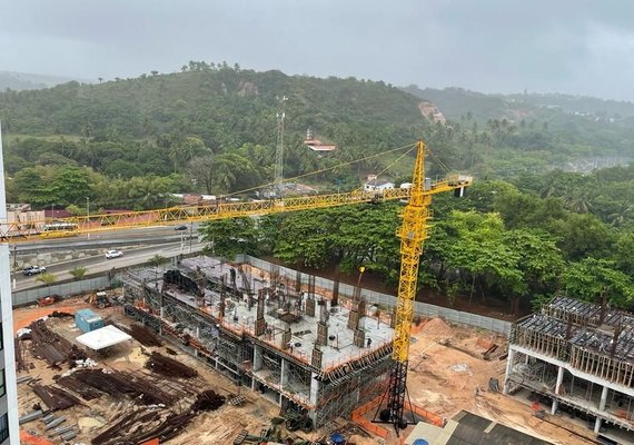 Braço de grua usada em construção atinge apartamento de prédio vizinho