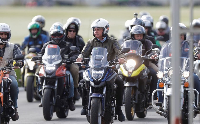 Bolsonaro faz mais um passeio de moto em Brasília