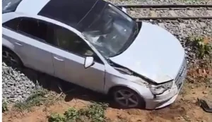 Carro sai da pista em curva e cai sobre linha férrea em Arapiraca