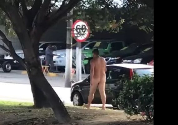 Indivíduo é flagrado andando pelado no canteiro central da Fernandes Lima