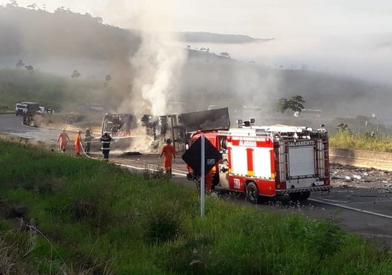 Carreta carregada com vodka tomba na rodovia BR 101 e trânsito fica bloqueado