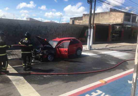 Vídeo: carro pega fogo na Avenida Siqueira Campos, no Trapiche da Barra