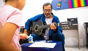Musicoterapia fortalece desenvolvimento de crianças com TEA e aproxima famílias na Casa do Autista de Maceió