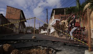 Asfalto cede no bairro de Fernão Velho
