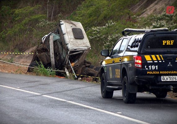 Carreta capota várias vezes e caminhoneiro morre em trecho da BR-101 em Jequiá da Praia