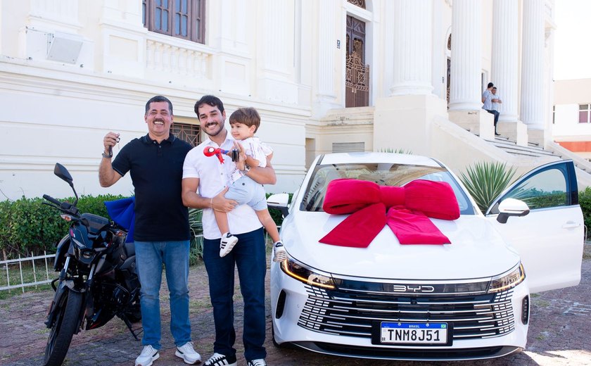 Associação Comercial entrega carro e moto aos ganhadores do Natal Premiado
