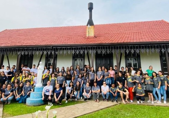 Estudantes de cooperativas escolares realizam viagem de estudos