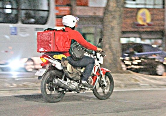Jovem entregava drogas à domicílio em mochila de aplicativo