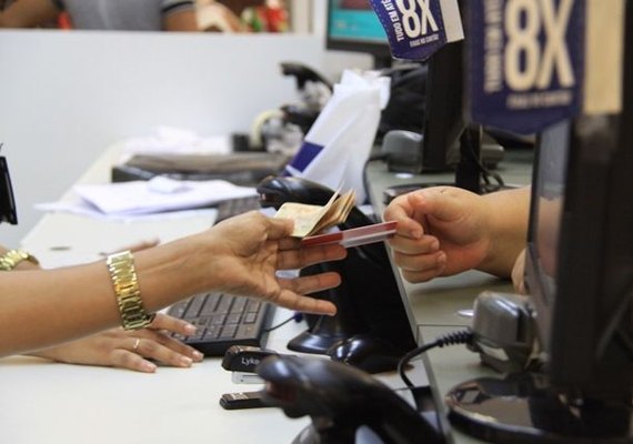 Cobrança conforme pagamento gera apreensão em lojistas e clientes