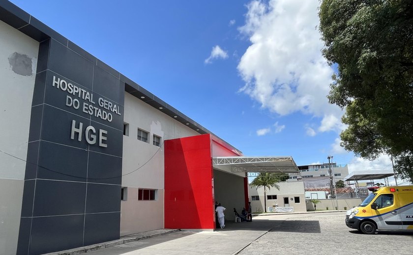 Homem sofre atentado à faca em estacionamento de supermercado na Ponta Verde