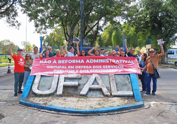 Técnicos administrativos da Ufal paralisam e protestam contra Reforma Administrativa