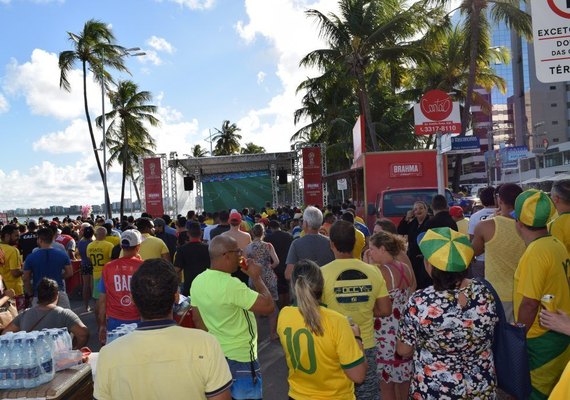 Telão exibe Brasil x México na orla da Ponta Verde