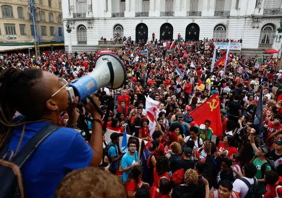 Estudantes fazem ato no Rio de Janeiro em defesa de voto em Lula