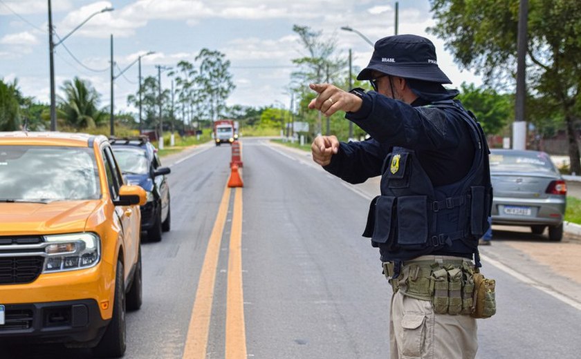 Km 30 da BR-101 é interditado para destombamento de caminhão com reboque