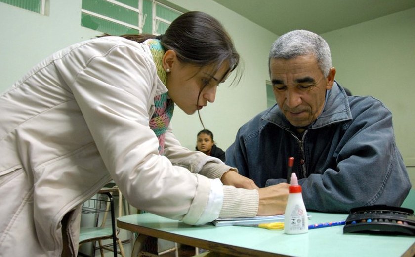 MEC promove formação de gestores e docentes da EJA