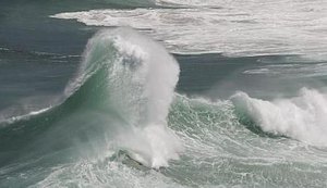 Capitania alerta para ressaca com ondas de até 2,5 metros