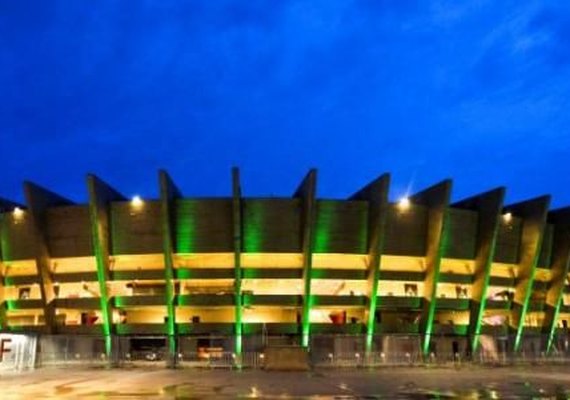 Aniversariante Mineirão imortaliza dois dos maiores craques do futebol mineiro