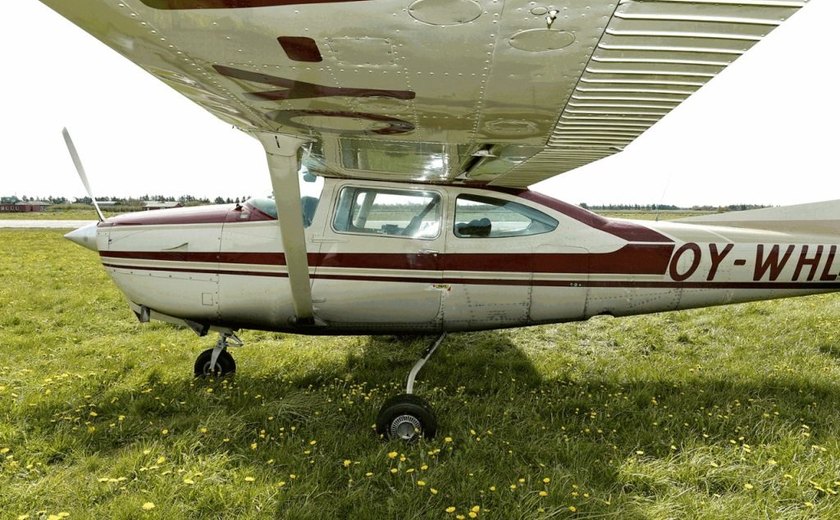 Na Dinamarca, paraquedista sobrevive após ficar uma hora pendurado em avião