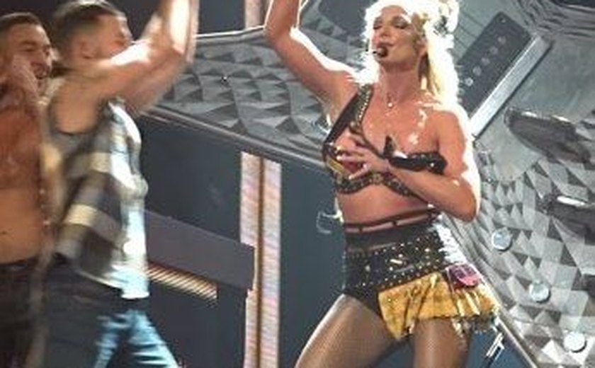 Oops! Figurino de Britney Spears abre em show e a fofa é 'salva' por dançarino