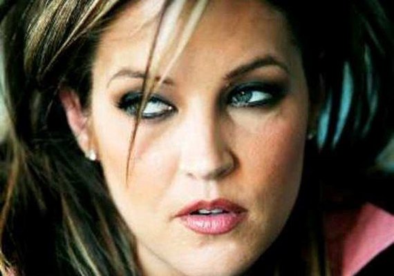 Filha de Elvis Presley torra herança de US$ 1 bilhão e mora de favor em casas de parentes