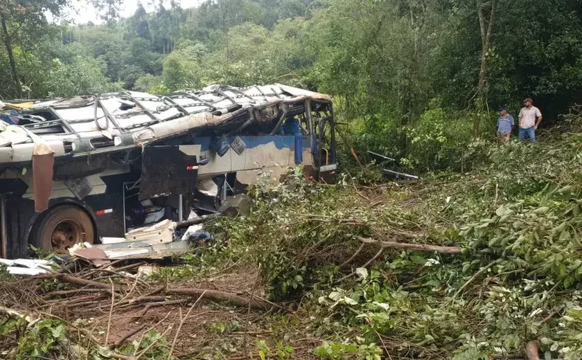 Ônibus que capotou e matou 11 era irregular