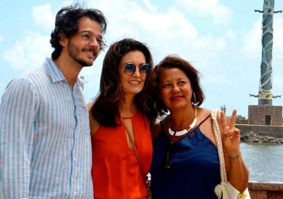 Fátima Bernardes e Túlio Gadêlha passeiam pelo Marco Zero no Recife
